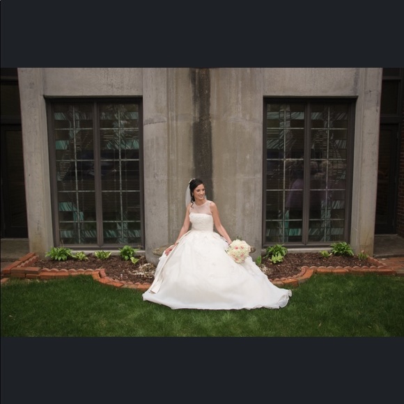 Vera wang wedding gown - Picture 2 of 3